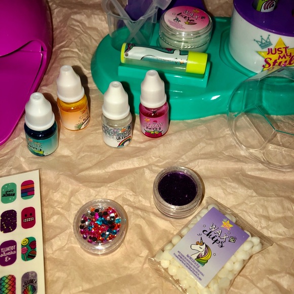 PRICE FIRM Lip balm + Nail studio - Picture 6 of 8